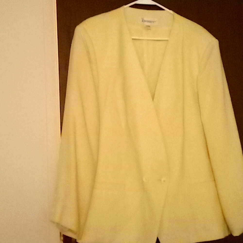 Woman's lemon yellow blazer. Size 24W Label brand:. Diversity